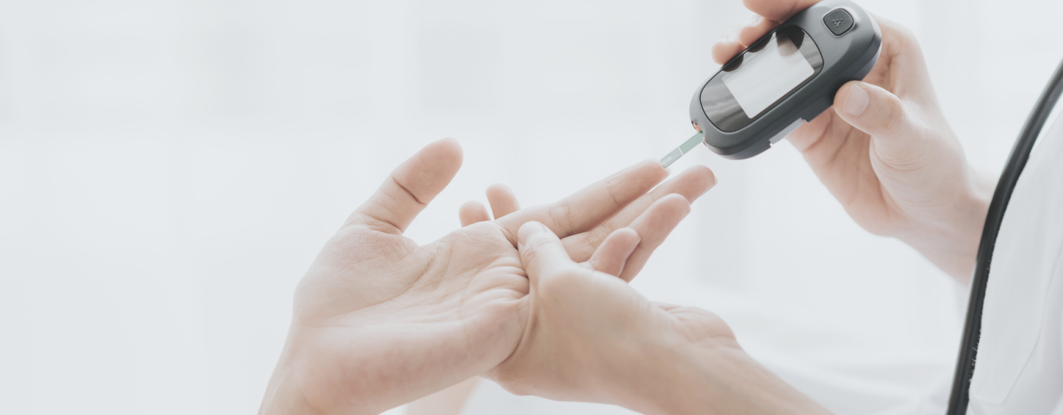 Prediabete: medico che misura la glicemia a un paziente